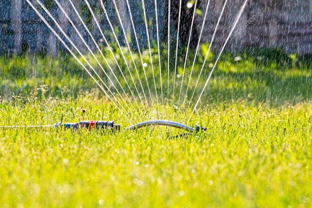 Gärtnerteam bei der saisonalen Pflege einer Firmenaußenanlage