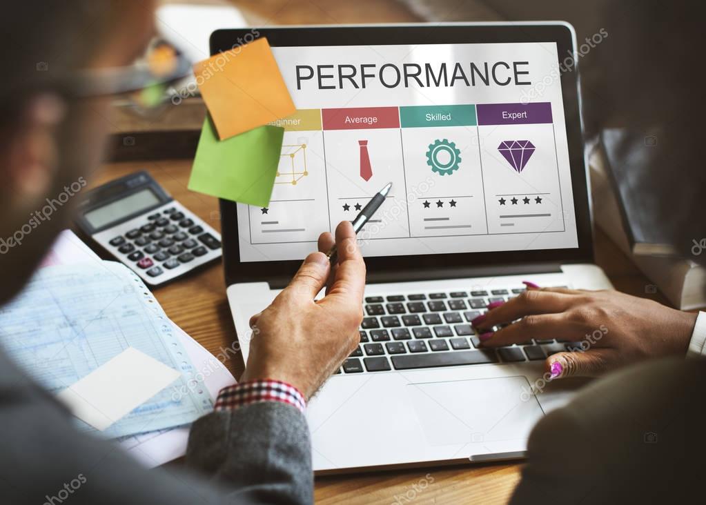 Team bespricht Verbesserungsmaßnahmen an einem Tisch