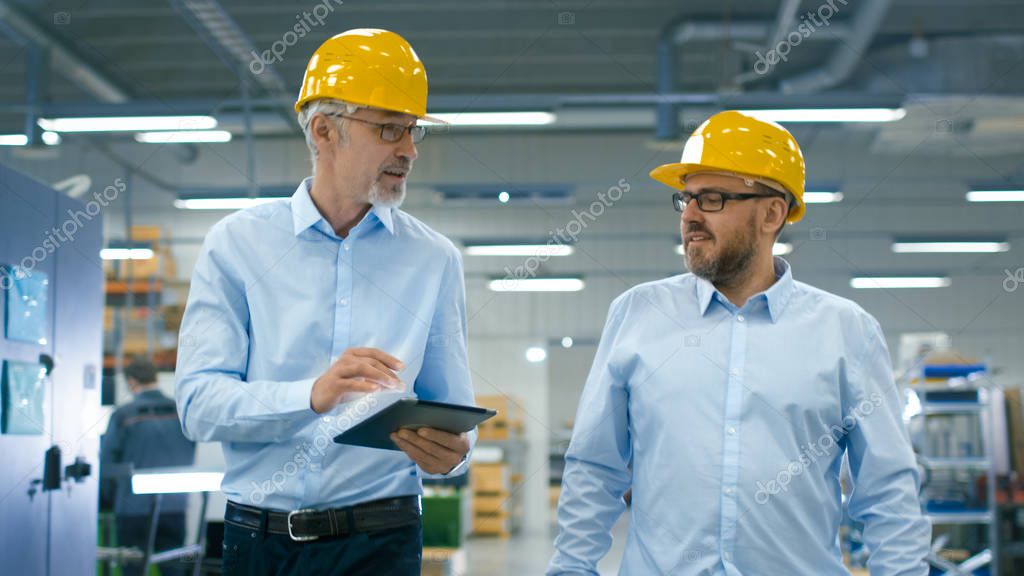 Qualitätsprüfer kontrolliert Bauteile an einem Arbeitstisch