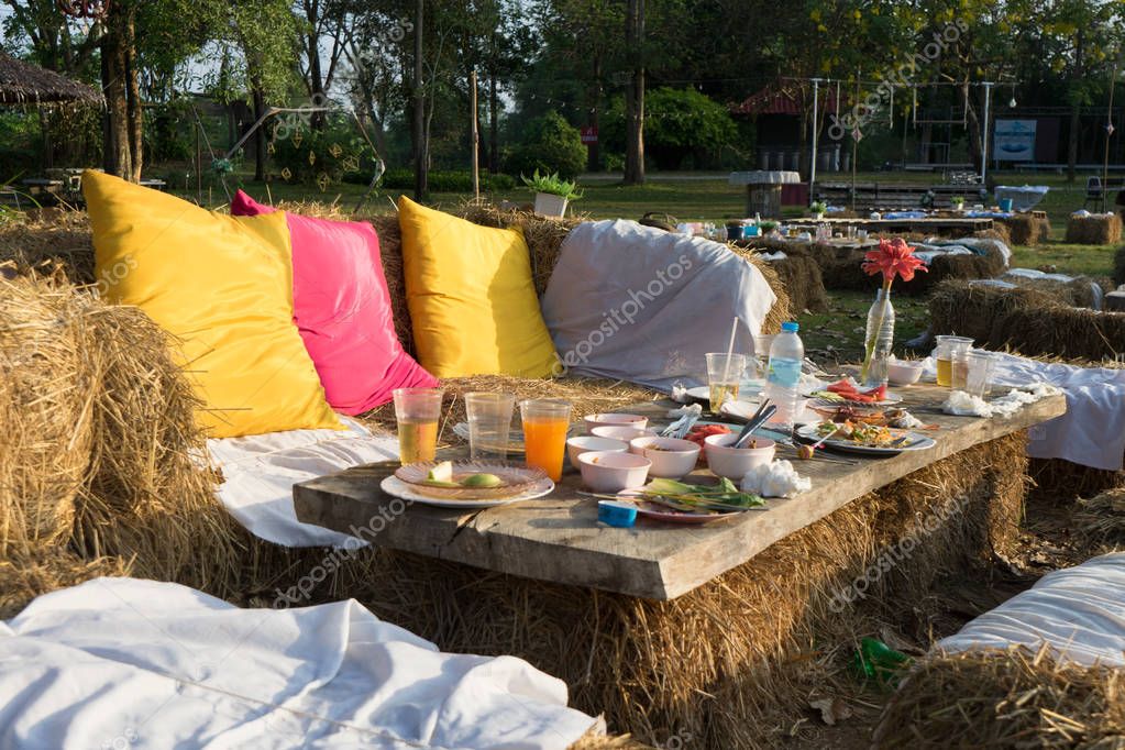 Gartenservice-Team mit Fahrzeugen vor dem Einsatz