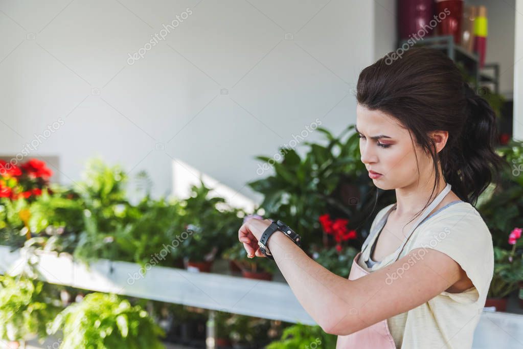 Gärtner bei der Arbeit in einer Firmenaußenanlage