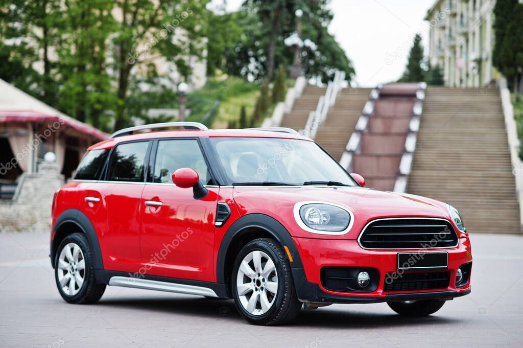 Kompaktes Servicefahrzeug vor einem Firmengebäude