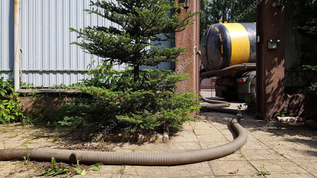 Notfall-Trockeneisreinigung in einer Produktionshalle