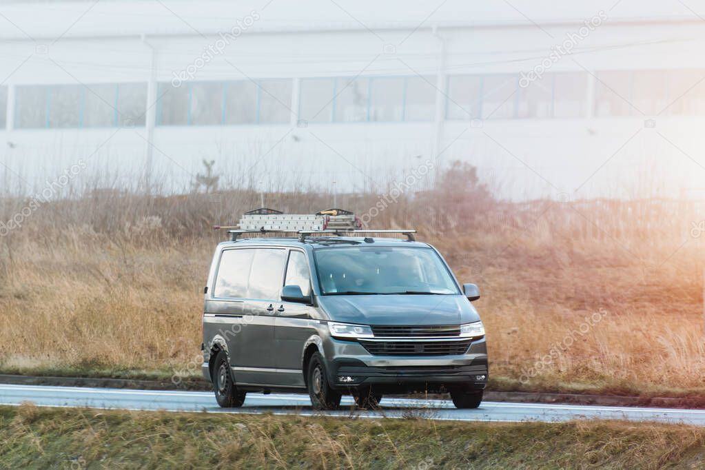 Service-Transporter mit Regal- und Werkstattausbau